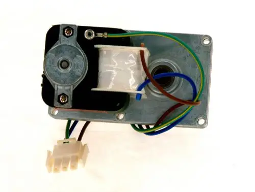 Bosch Motor mit mehreren Anschlussdrähten und einer quadratischen Metallbasis, ausgestattet mit einem Zahnradmechanismus und einer zentralen Öffnung.